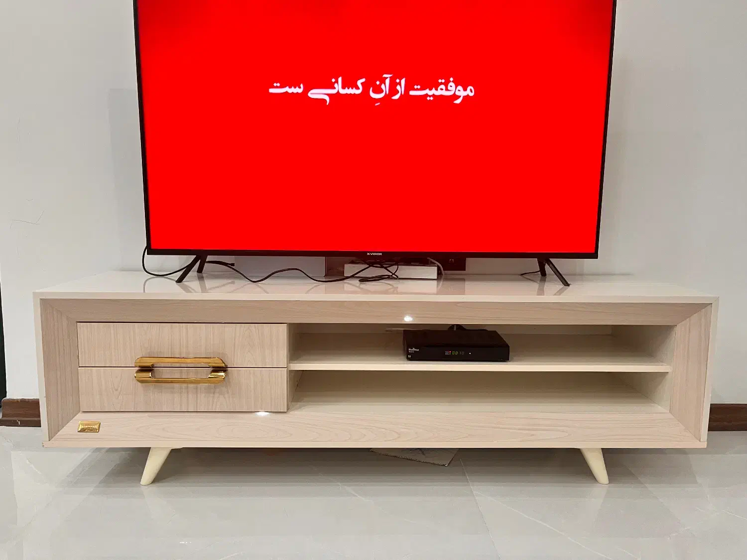 لوستر و زیر تلویزیونی|لوستر و چراغ آویز|قدس, شهر‌قدس|دیوار