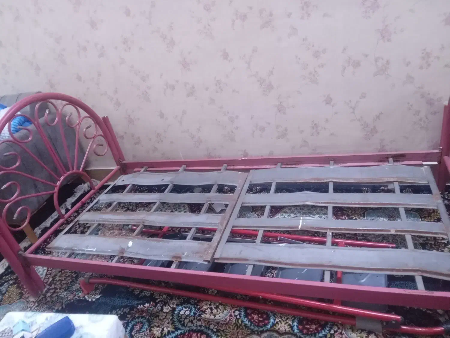 تخت یک نفره فلزی|تشک تختخواب|خرامه, |دیوار