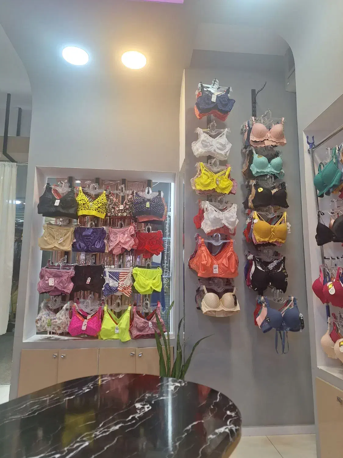 واگذاری مغازه لباس زیر زنانه با جنس|اجارهٔ مغازه و غرفه|شیراز, شهرک قمشه|دیوار