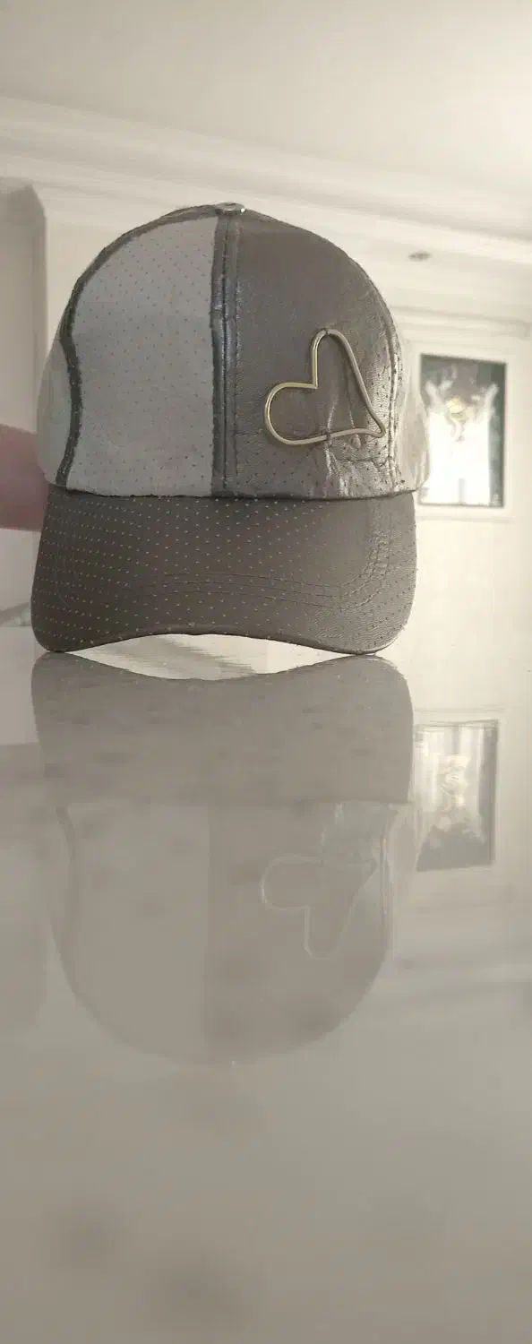 کلاه دخترانه/زنانه|لباس|ری, شهادت|دیوار