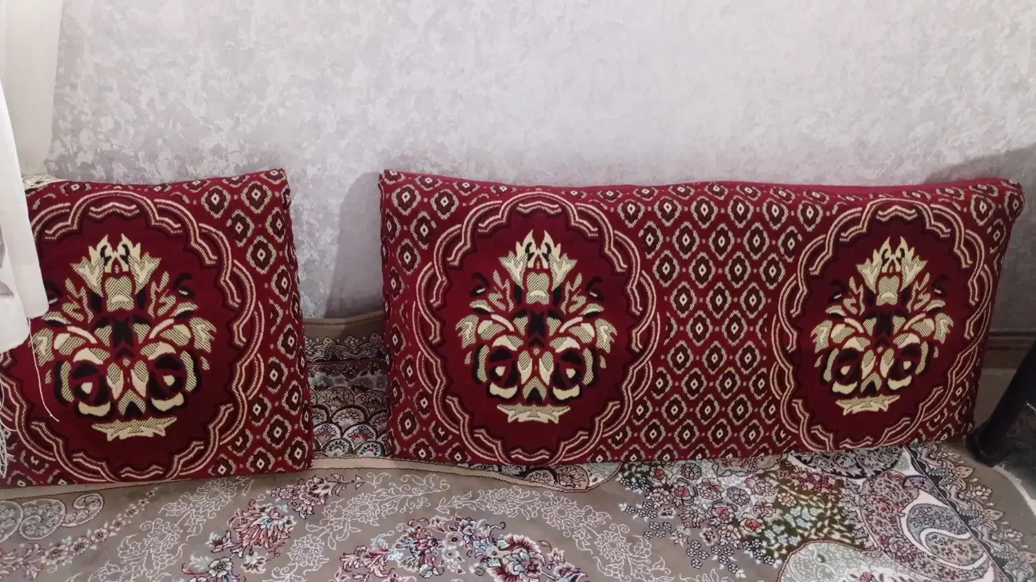 پشتی|مبلمان خانگی و میز عسلی|بیرجند, |دیوار