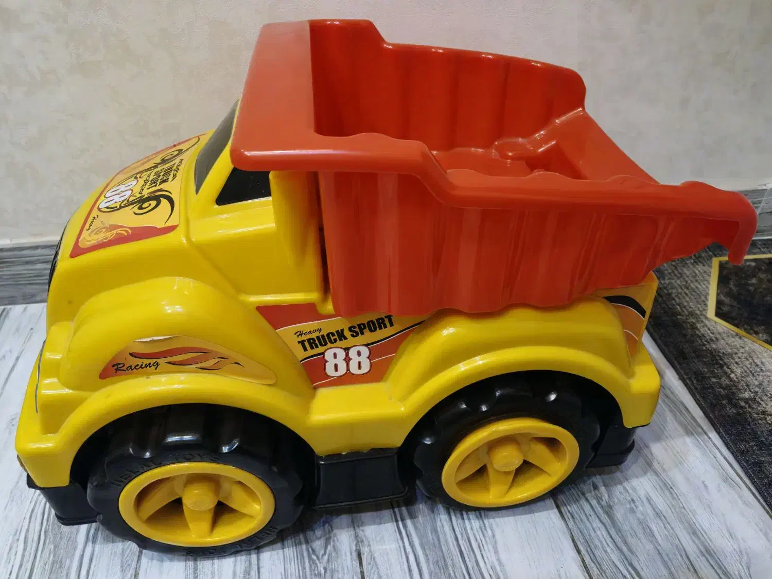 کامیون بزرگ|اسباب‌بازی بچه|رشت, دیلمان|دیوار