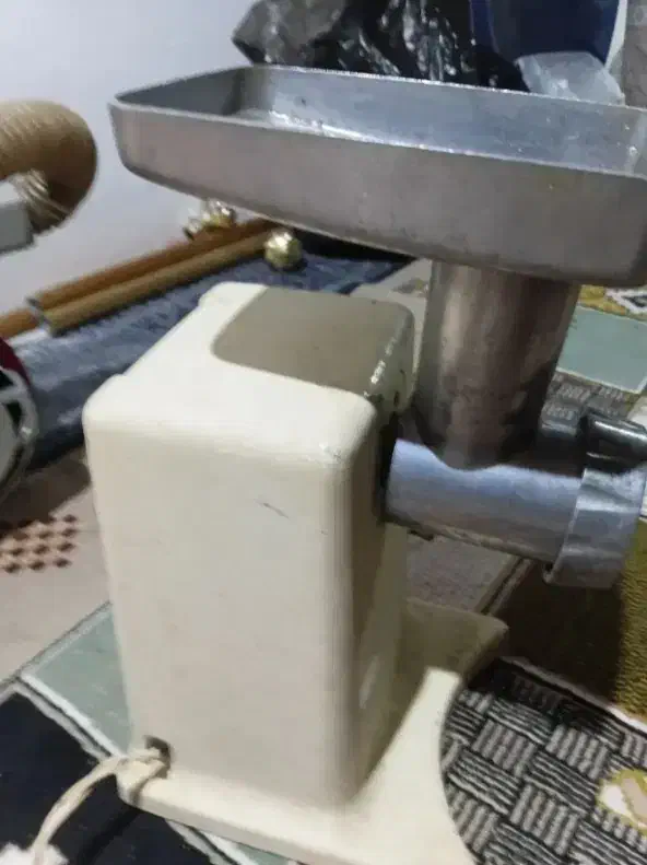 چرخ گوشت توشیبا اصلی قدیمی کاملا سالم|خردکن، آسیاب، غذاساز|رشت, کوی فکوری|دیوار