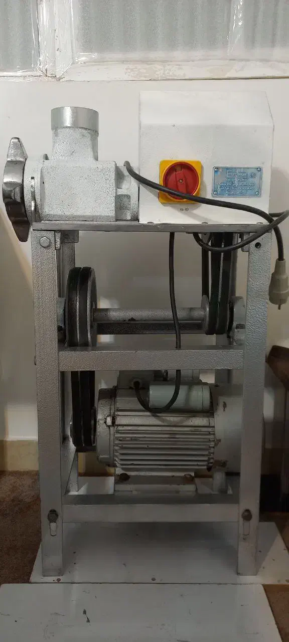 چرخ گوشت صنعتی الکتروکار میز سینک اجاق گاز بزرگ|کافی‌شاپ و رستوران|هشتگرد, شهرک ولیعصر (مصلی)|دیوار