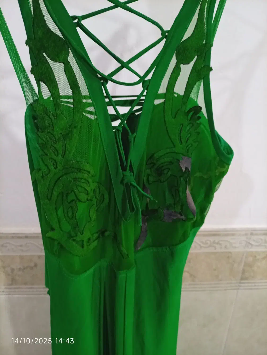 لباس مجلسی زنانه|لباس|رباط‌کریم, رباط‌کریم|دیوار