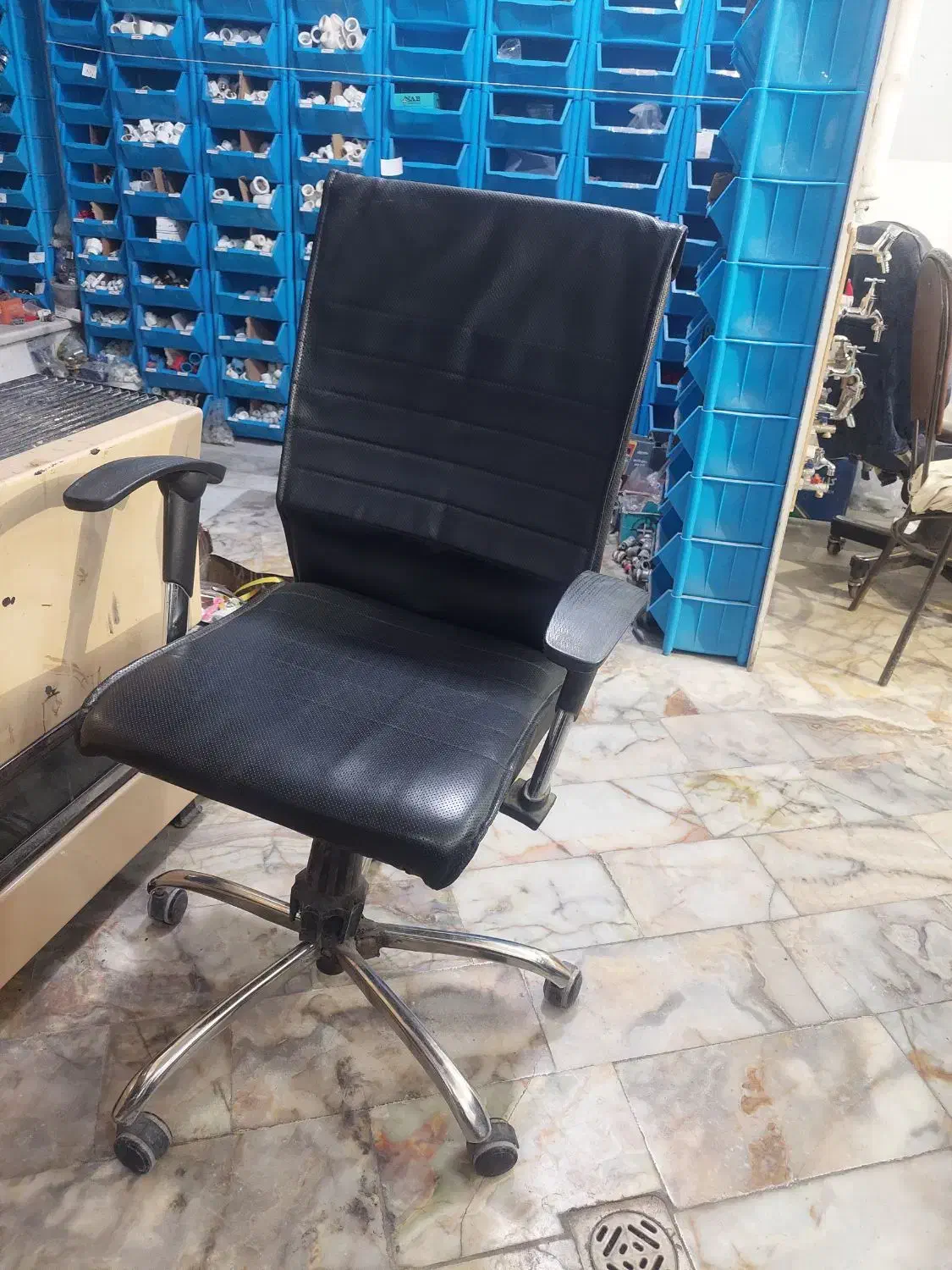 صندلی گردان|دفتر کار|یزد, |دیوار