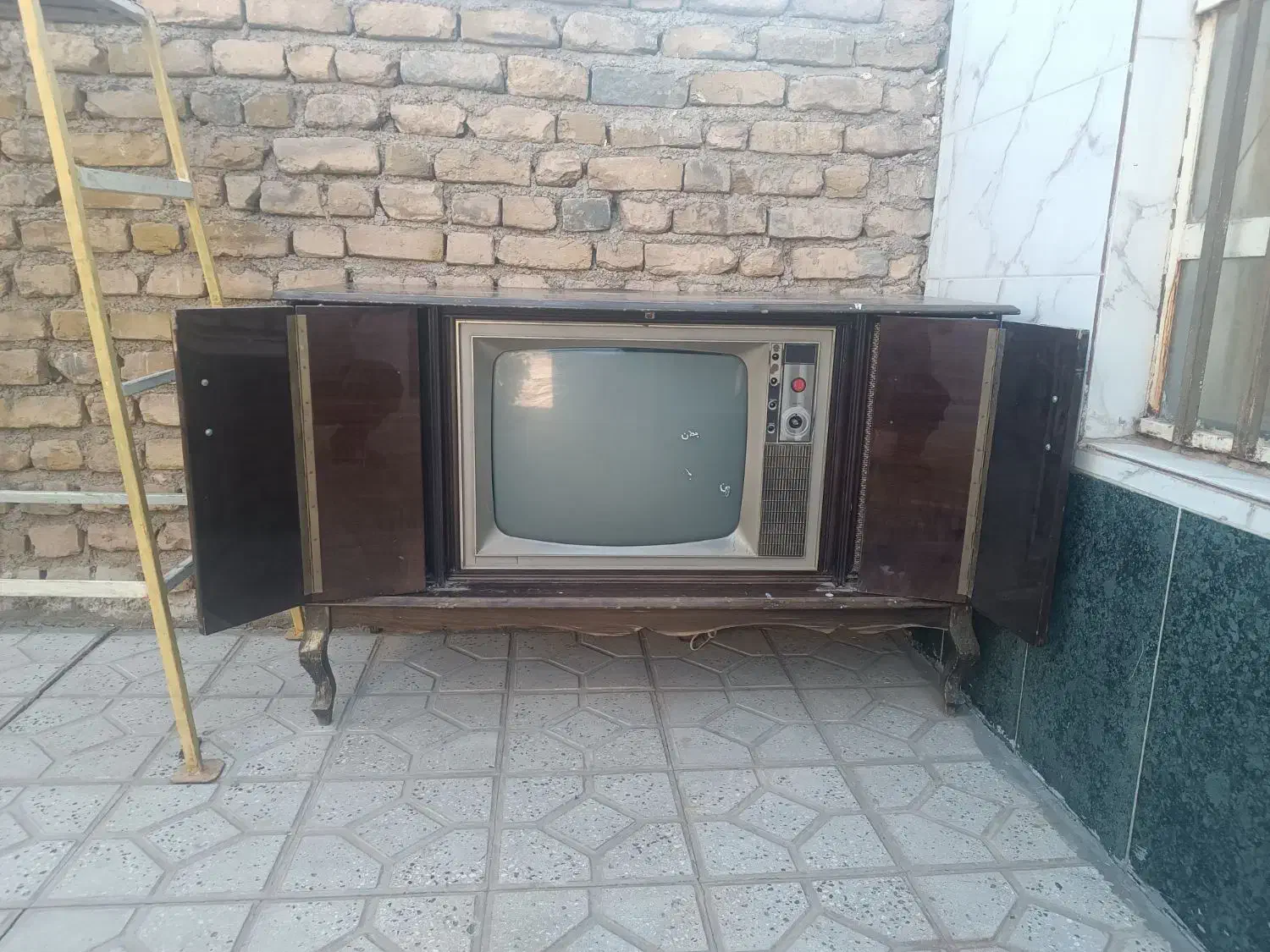 تلویزیون قدیمی کمدی و میز تلفن و چرخ خیاطی قدیمی|کلکسیون اشیاء عتیقه|تربت‌حیدریه, منظر|دیوار