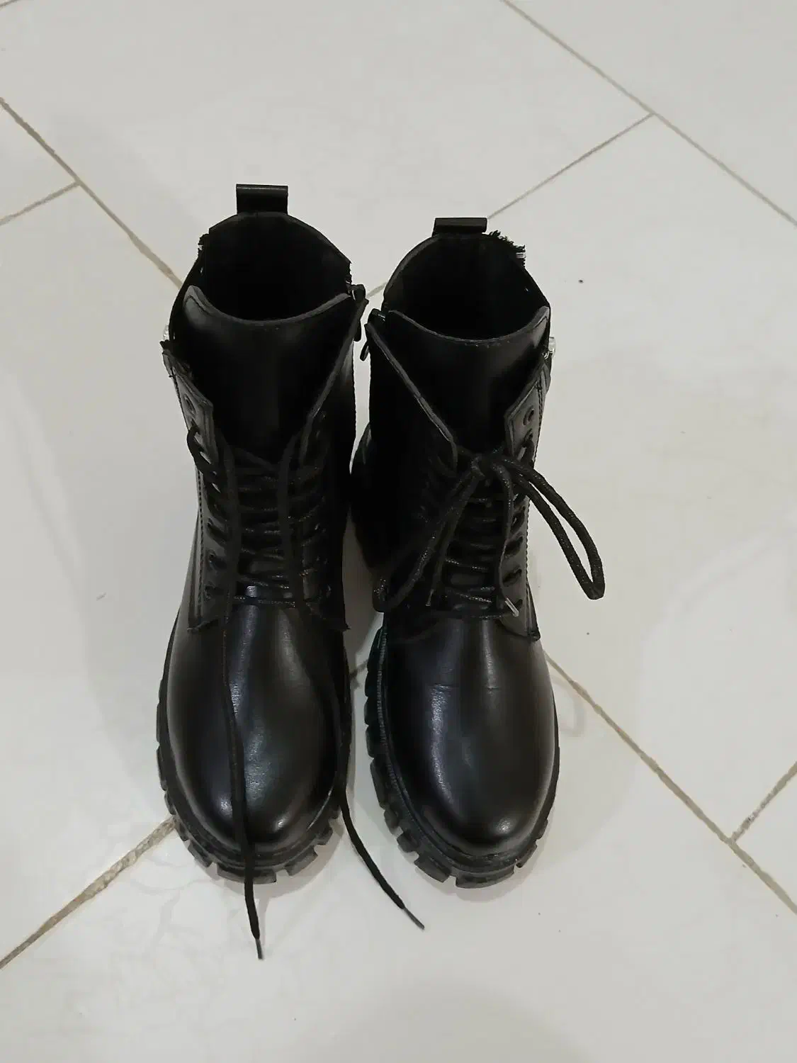 بوت|کیف، کفش، کمربند|پیشوا, |دیوار