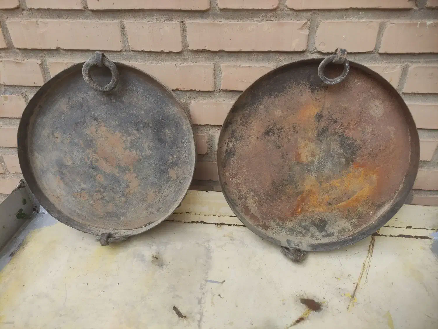 ماهی تابه آهنی قدیمی|کلکسیون اشیاء عتیقه|شوشتر, |دیوار