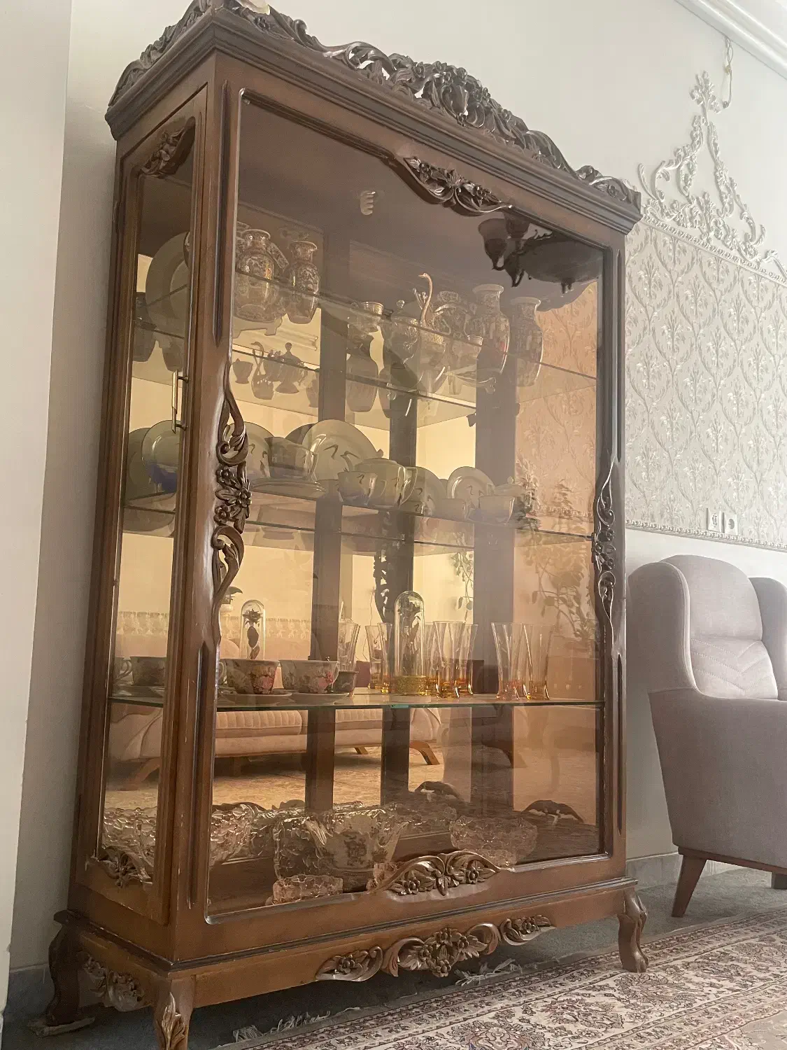 بوفه چوب گردو بسیار شیک|بوفه، ویترین، کنسول|اردکان, |دیوار