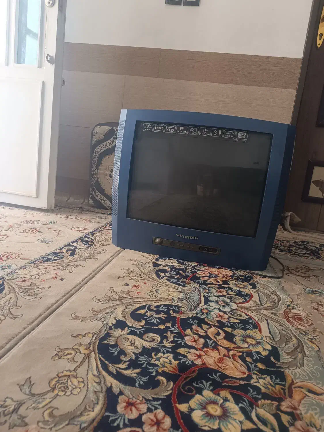 تلوزیون 21انج یکی ازتلوزیونهاهم کنترل داره|تلویزیون و پروژکتور|کازرون, |دیوار