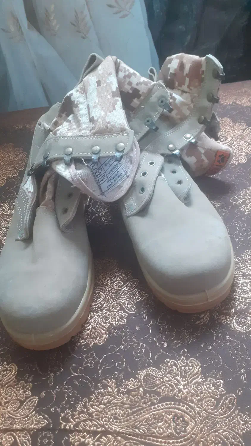 پوتین۴۴|کیف، کفش، کمربند|رشت, کوی عرفان|دیوار