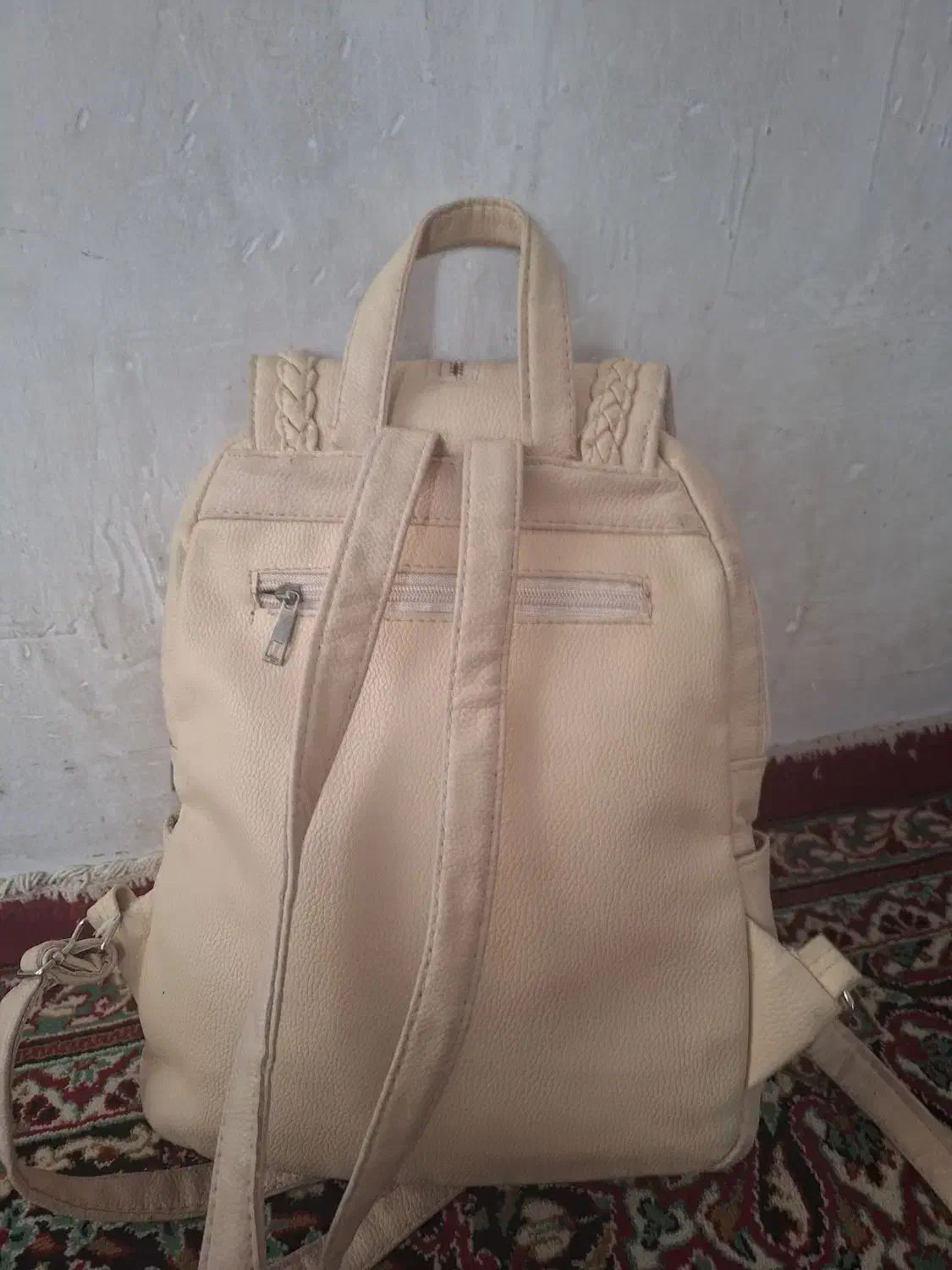 ‌کوله پشتی|کیف، کفش، کمربند|قم, چهل درخت‎|دیوار
