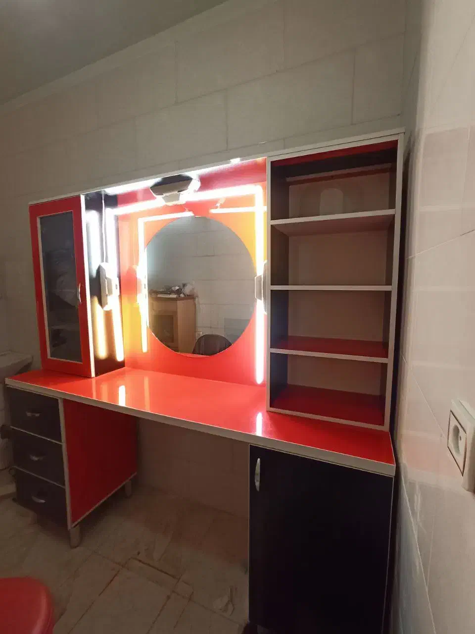 صندلی آینه کنسول وسایل آرایشگاه|آرایشگاه و سالن‌های زیبایی|ملایر, |دیوار