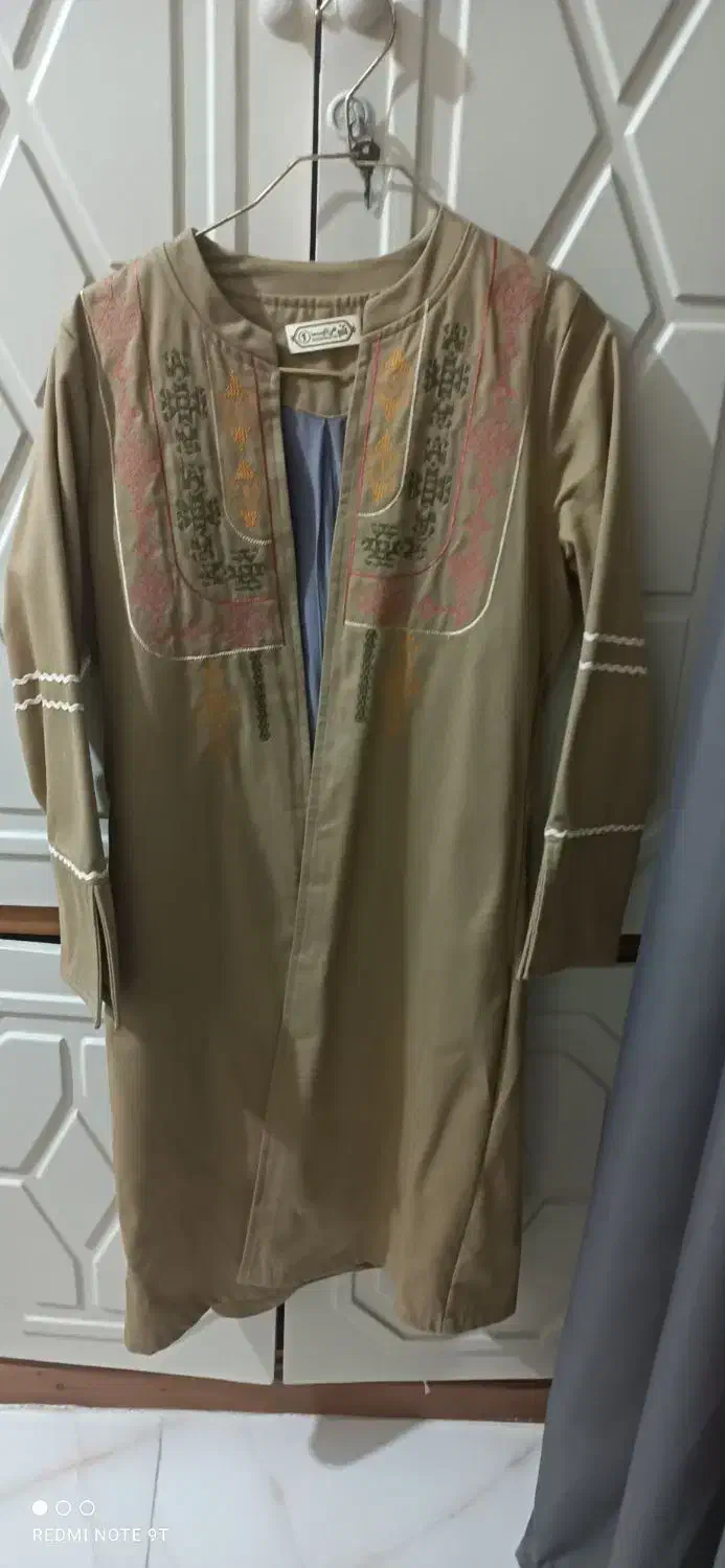 تعداد زیادی لباس زنانه|لباس|رشت, منظریه|دیوار