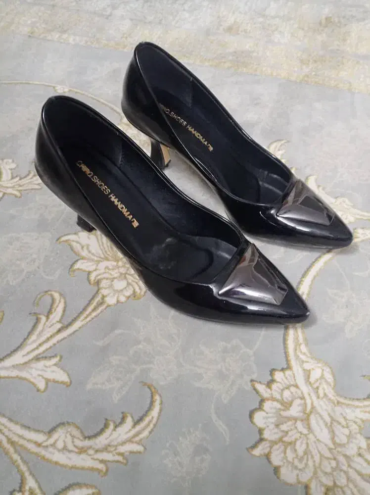 کفش|کیف، کفش، کمربند|هشتگرد, خور|دیوار