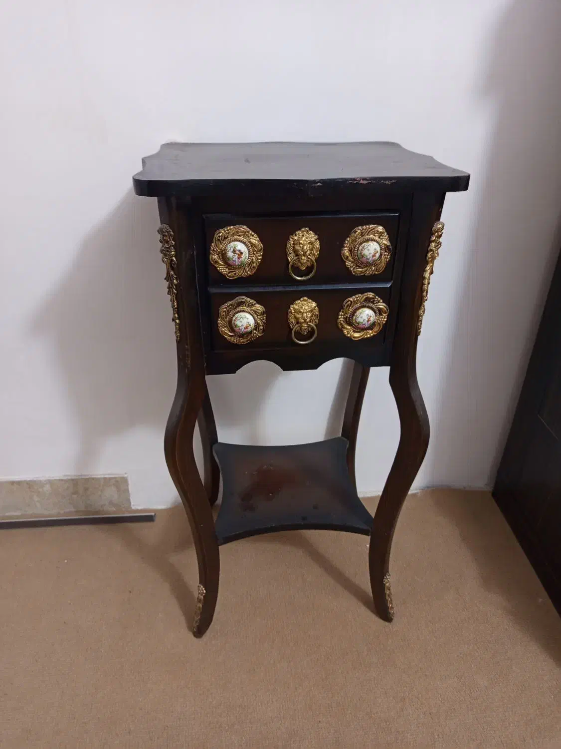 میز|مبلمان خانگی و میز عسلی|صحنه, |دیوار