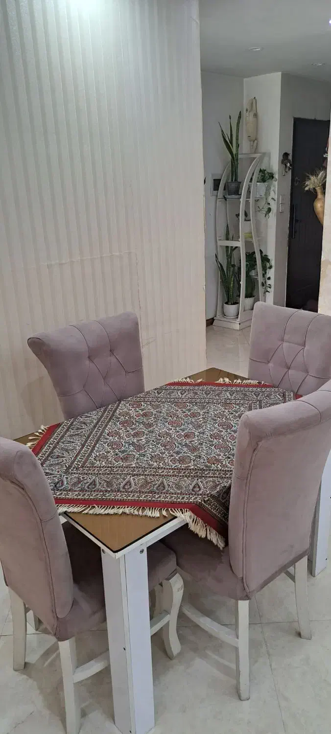 میز ناهارخوری ۴نفره جنسش عالیه رنگ صورتی ارغوانی|میز و صندلی غذاخوری|تهران, هفده شهریور|دیوار