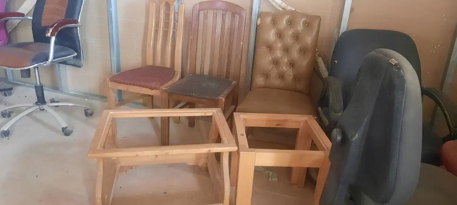 تعداد زیادی کمد و میز جلو مبلی و صندلی چوبی|مبلمان خانگی و میز عسلی|کیش, |دیوار