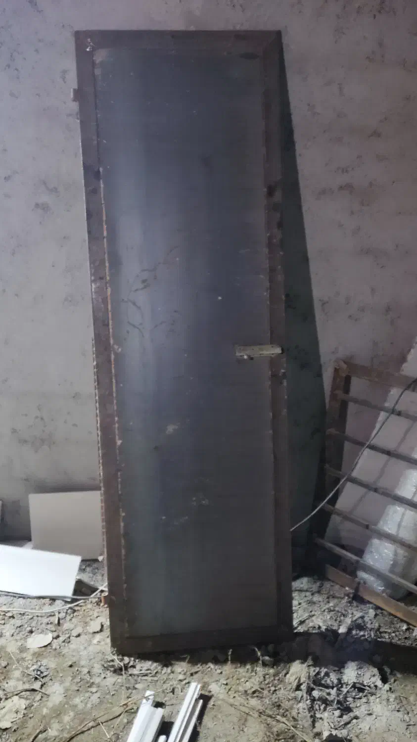 دو عدد در . در فلزی|مصالح و تجهیزات ساختمان|صومعه‌سرا, |دیوار