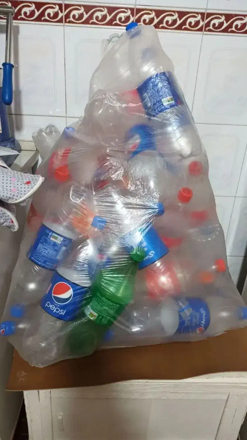 بطری نوشابه خالی|ظروف نگهدارنده، پلاستیکی، یکبارمصرف|اردبیل, |دیوار