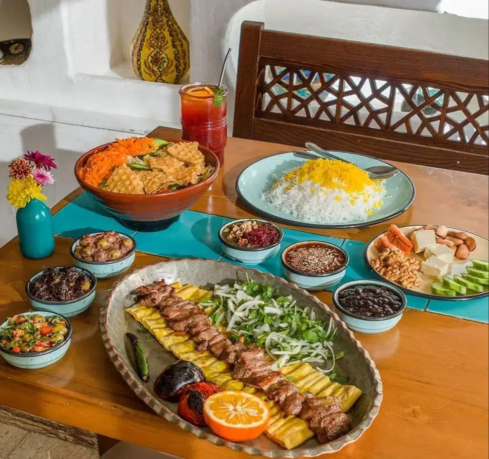 آشپز یا کمک آشپز ایرانی وارد به تخته کاری|استخدام خدمات فروشگاه و رستوران|تبریز, |دیوار