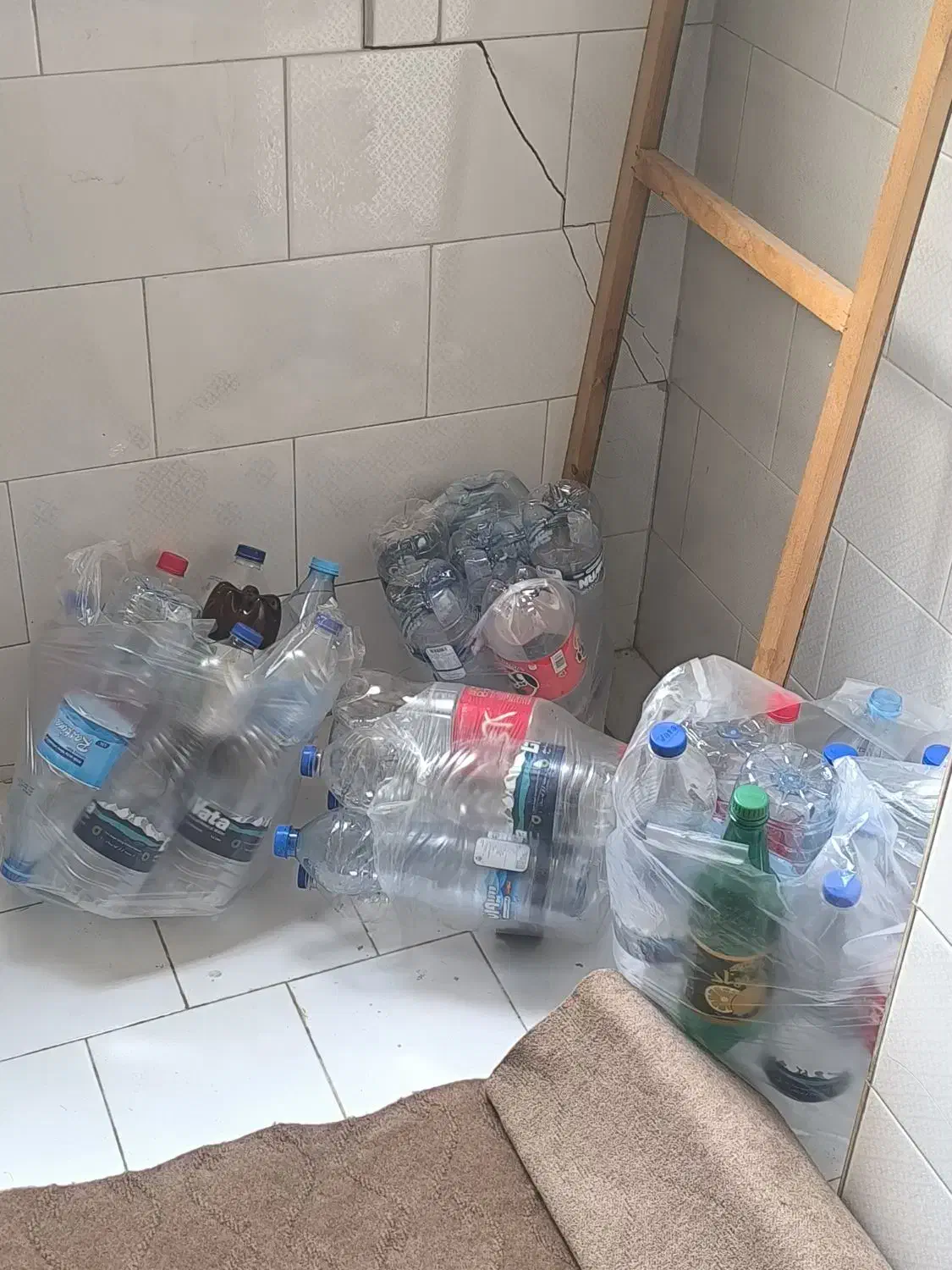 بطری آب معدنی|ظروف نگهدارنده، پلاستیکی، یکبارمصرف|ابهر, |دیوار