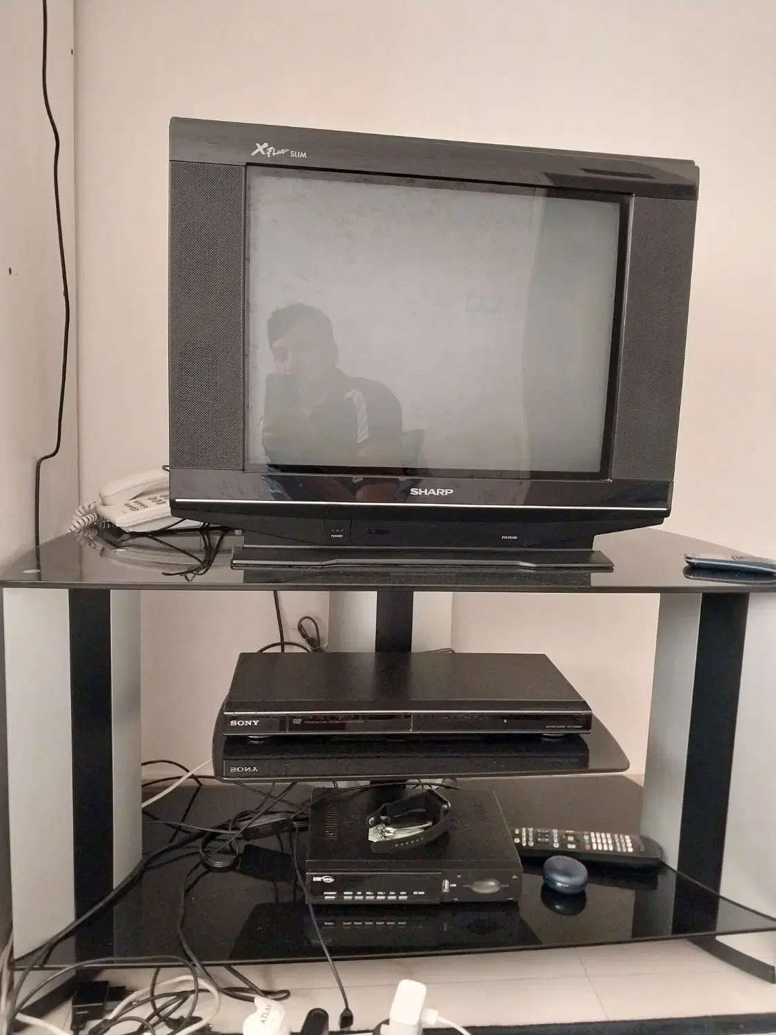 تلویزیون شارپ در حد نو بسیار تمیز  ومیز تلویزیون|تلویزیون و پروژکتور|تهران, مجیدآباد|دیوار