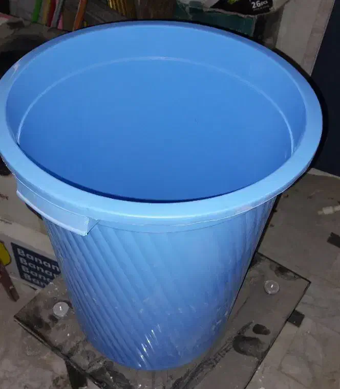 سطل بزرگ ارتفاع حدود۷۵ قیمت توافقی|لوازم نظافت|قم, هنرستان|دیوار