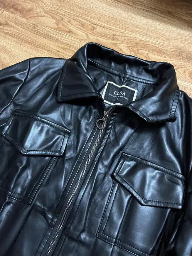 کاپشن چرم|لباس|رشت, پیرسرا|دیوار