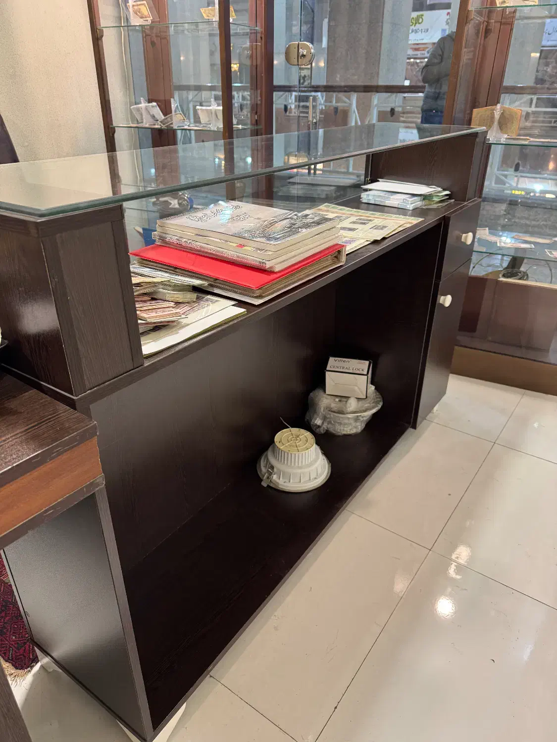 ویترین و پیشخوان مدرن|مبلمان اداری|تهران, لاله زار|دیوار