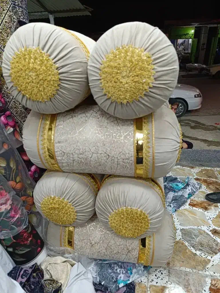 بالشت|رختخواب، بالش، پتو|چاروسا, |دیوار