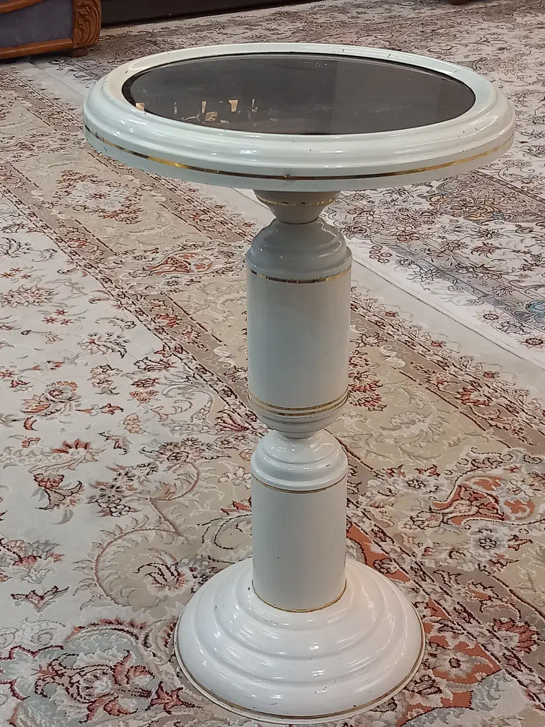 میز گرد|میز تلفن|دماوند, گیلاوند|دیوار