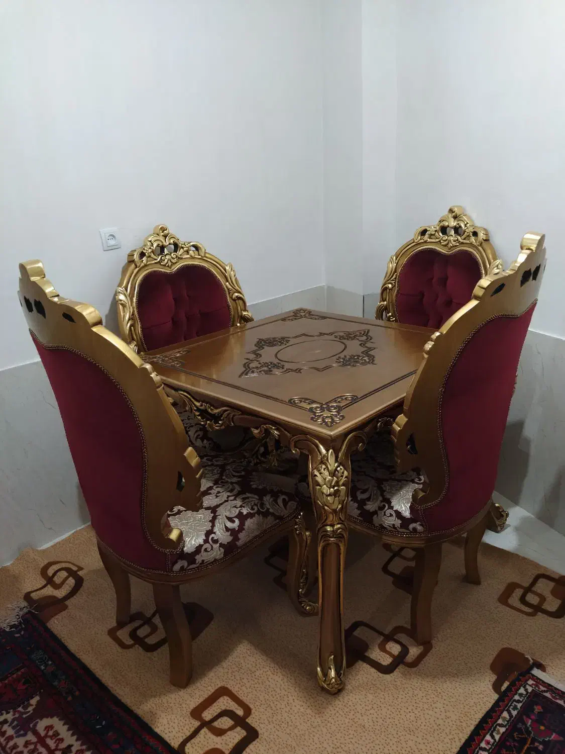 میز صندلی چهار نفره|میز و صندلی غذاخوری|صحنه, |دیوار