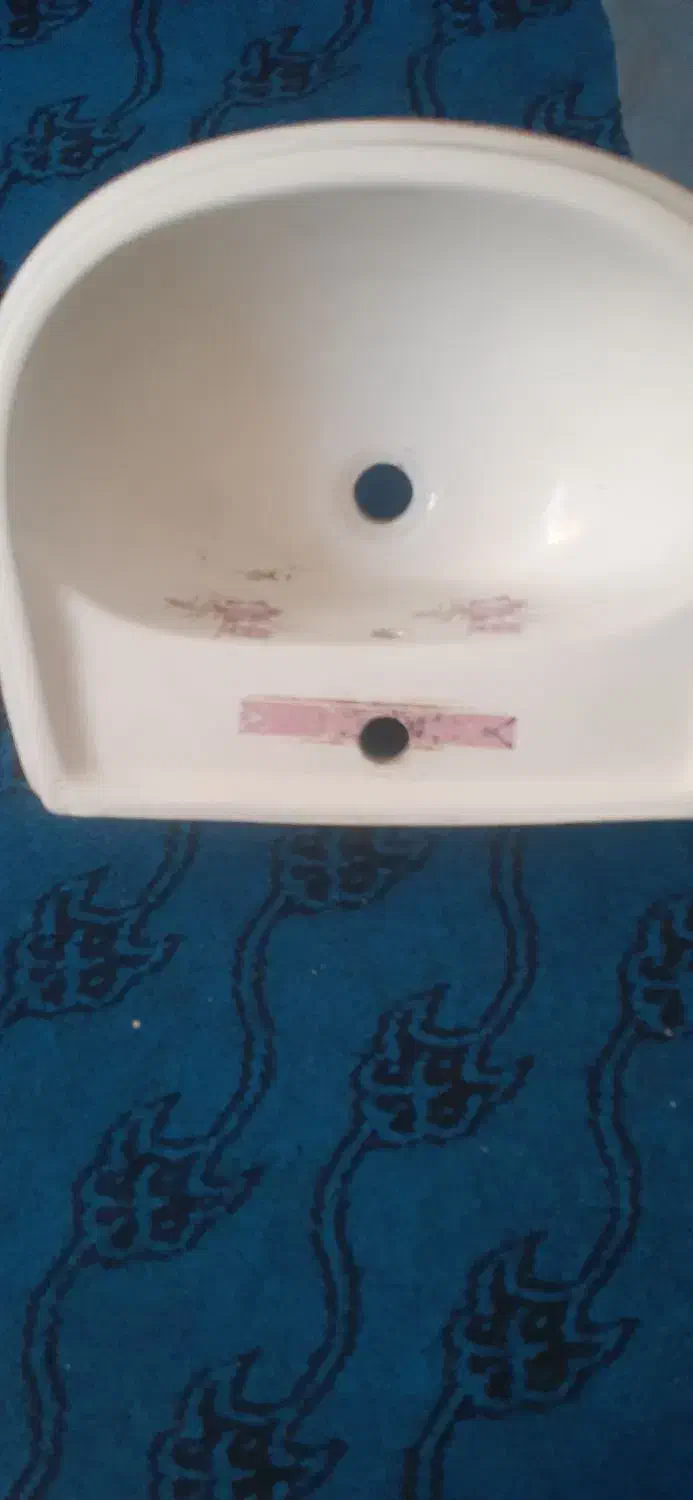 روشویی همرا باآینه کاملا سالم|لوازم سرویس بهداشتی|سلماس, |دیوار