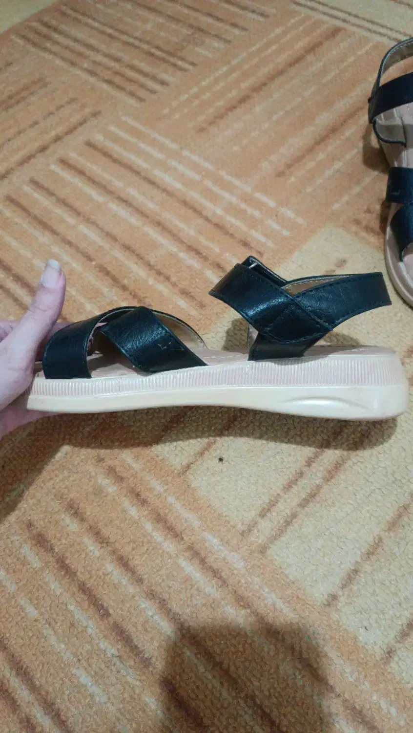 صندل نو به علت بزرگ بودن سایز|کیف، کفش، کمربند|فومن, |دیوار