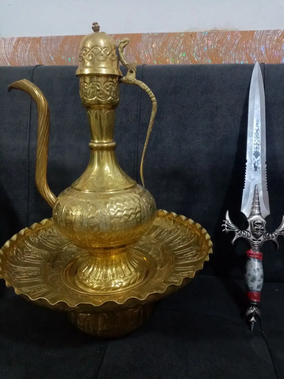 آفتابه لگن برنجی|کلکسیون اشیاء عتیقه|نیشابور, خط کاشمر|دیوار