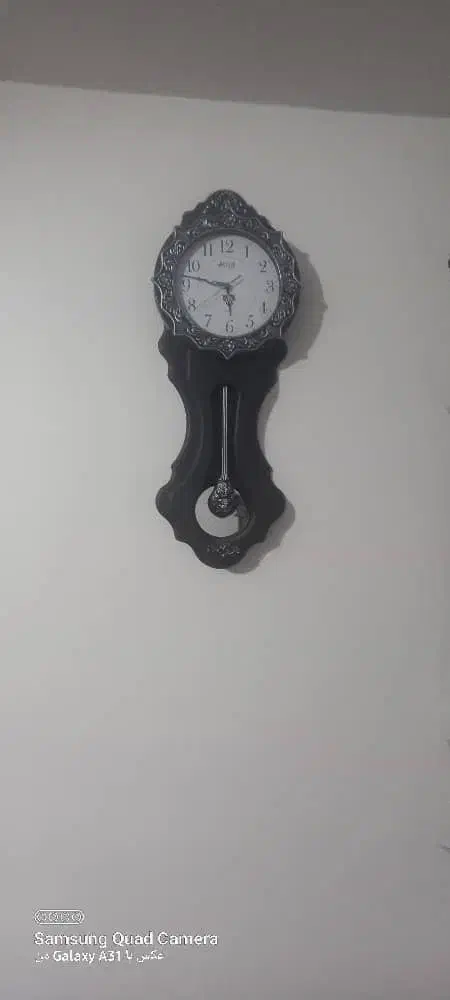 ساعت دیواری قهوه ایی رنگ سالم|ساعت دیواری و تزئینی|فولادشهر, مسکن مهر فولادشهر|دیوار