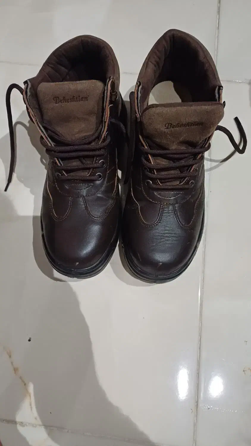 کفش ایمنی بهشتیان.|کیف، کفش، کمربند|شاهین‌شهر, شهرک گلدیس|دیوار