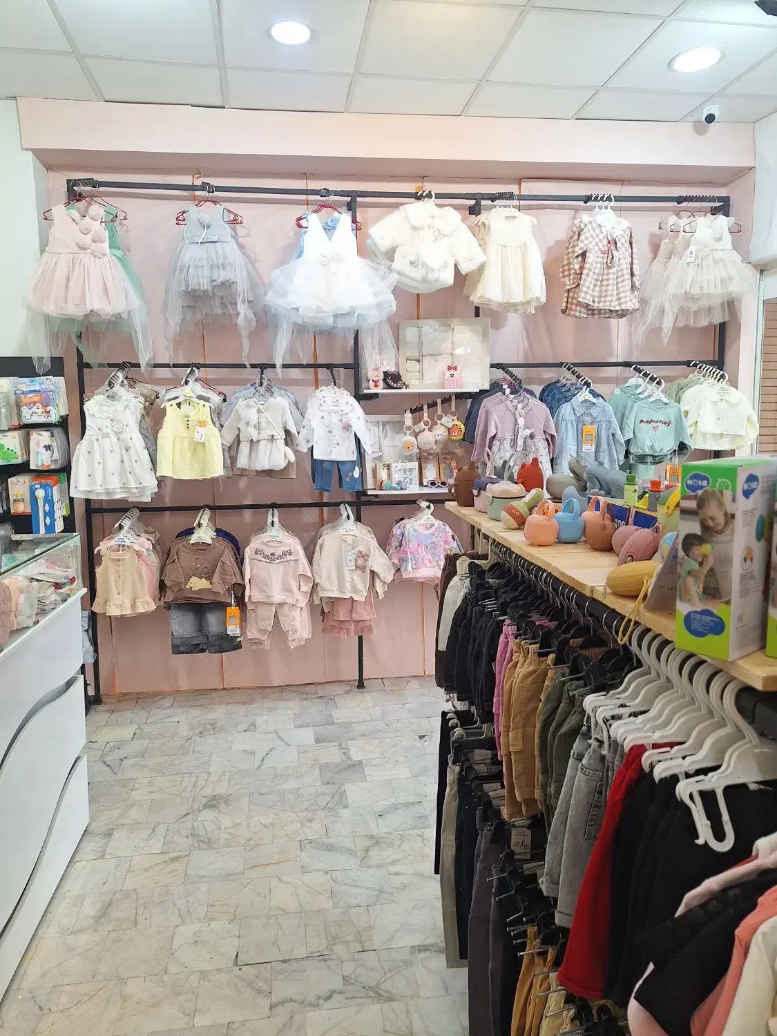 واگذاری فروشگاه سیسمونی آماده به کار با تجهیزات|اجارهٔ مغازه و غرفه|کرمان, |دیوار