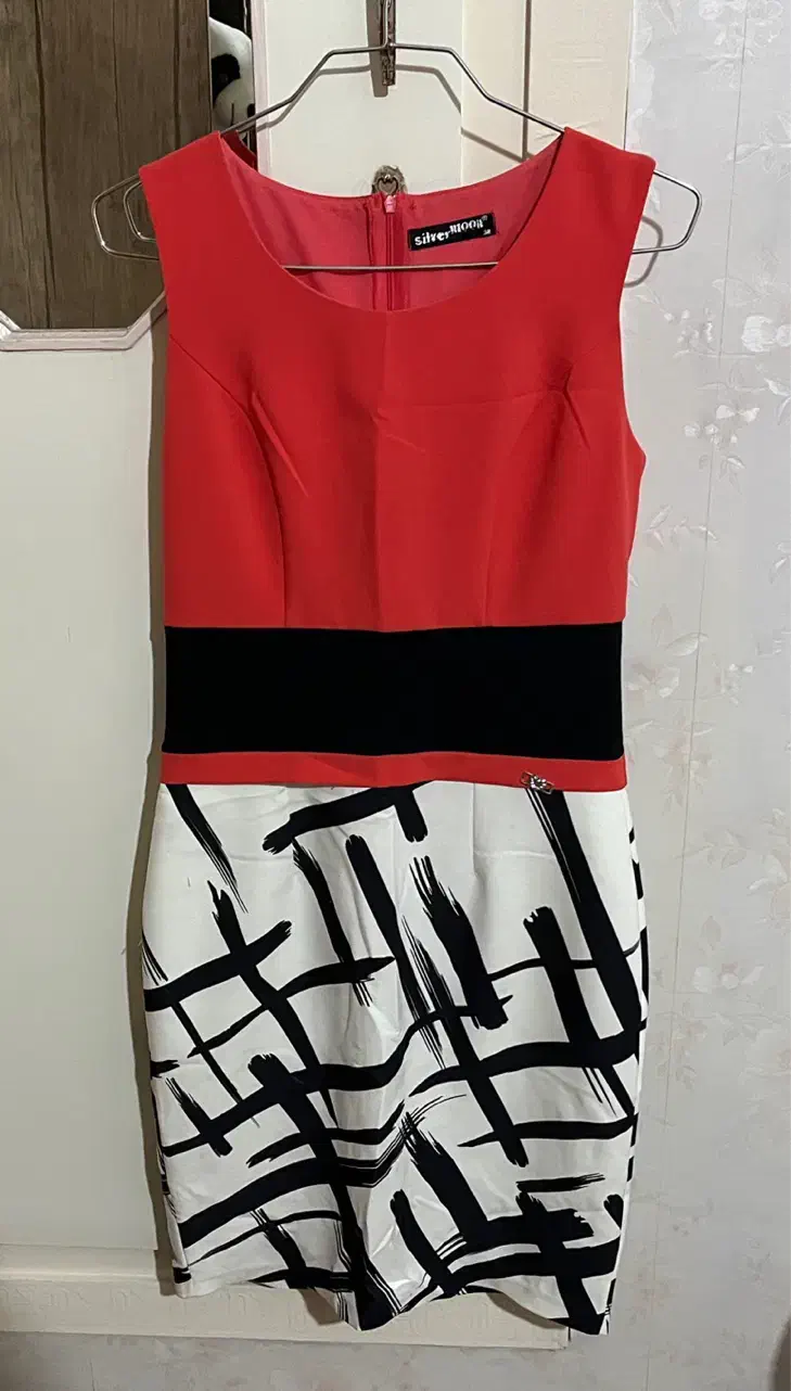 پیرهن مجلسی زنانه|لباس|میانه, |دیوار