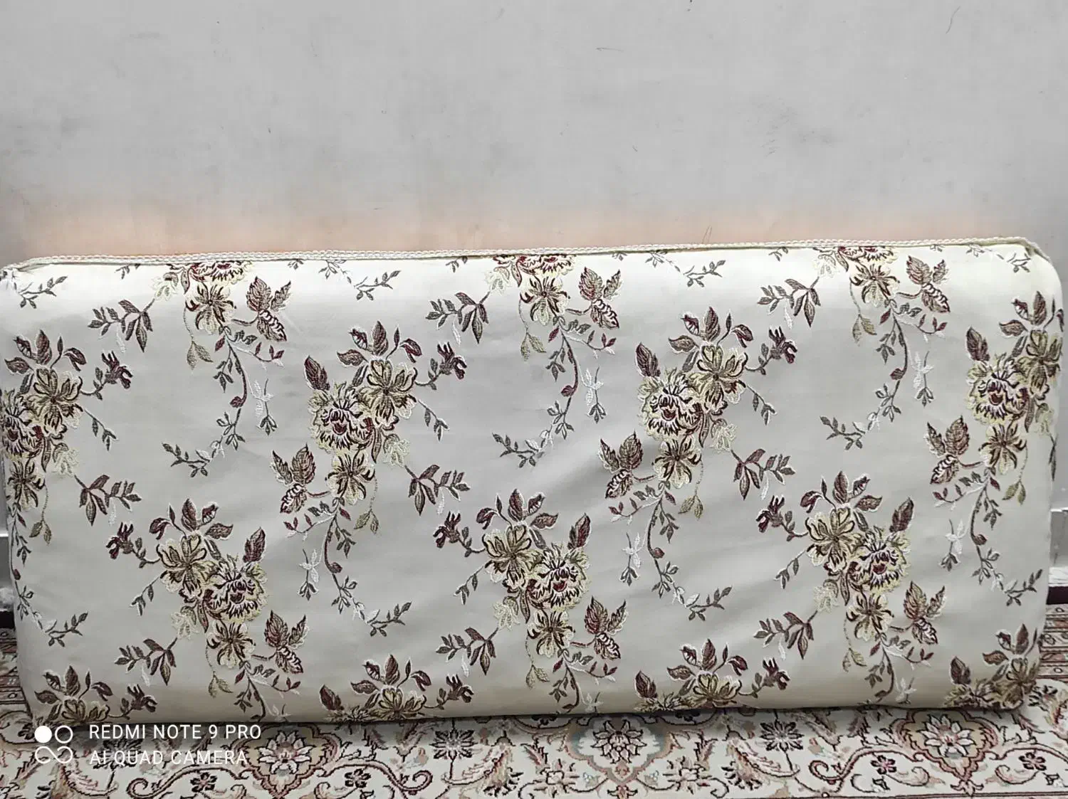 پشتی در حد نو|پشتی|خرم‌آباد, |دیوار