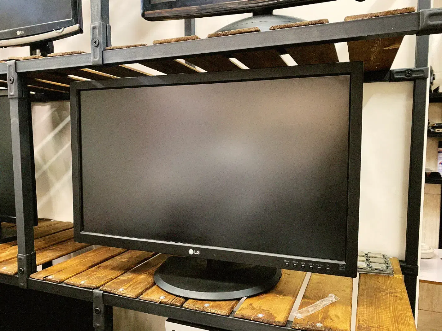 مانیتور استوک دبی|قطعات و لوازم جانبی رایانه|اندیشه, اندیشه فاز ۱|دیوار