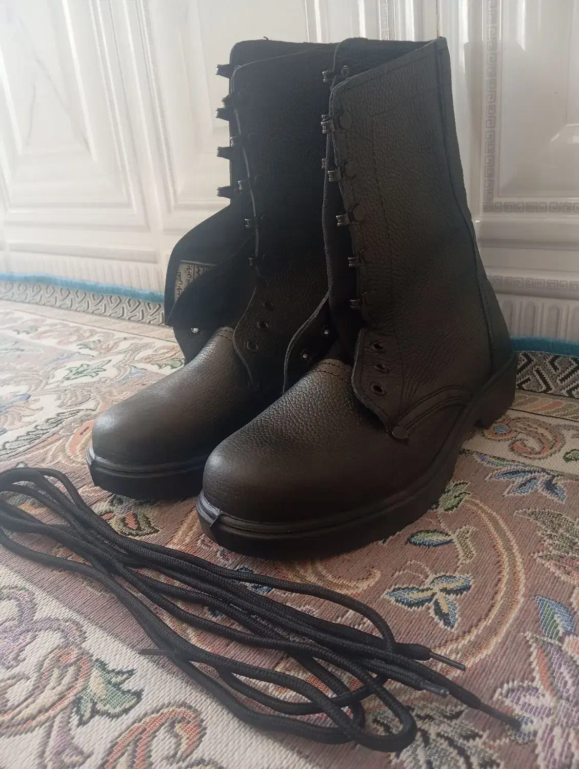 پوتین|کیف، کفش، کمربند|باغ بهادران, |دیوار