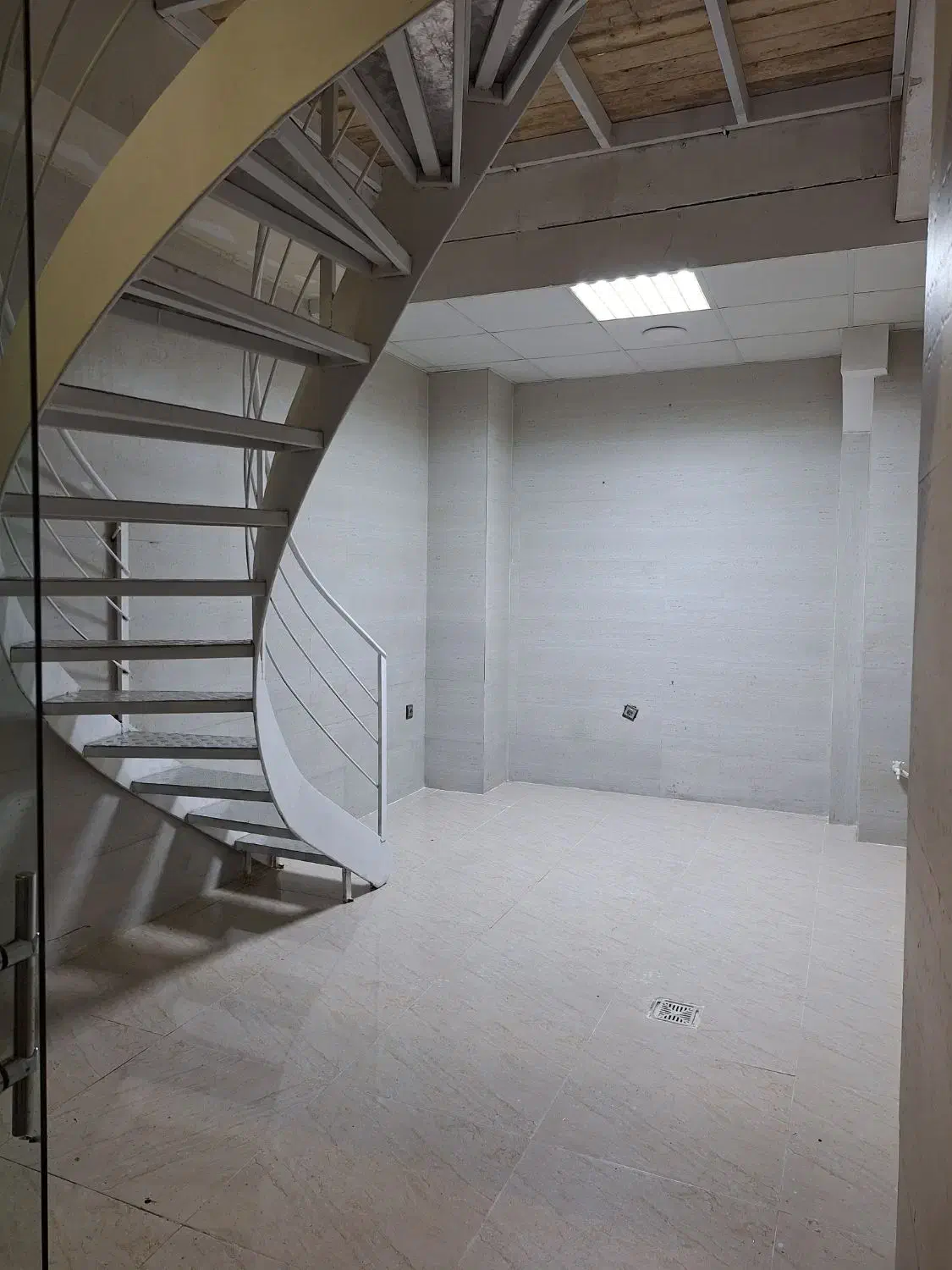 اجاره مغازه ۲۰ متری بر اصلی عطاآفرین|اجارهٔ مغازه و غرفه|رشت, لاکانی|دیوار