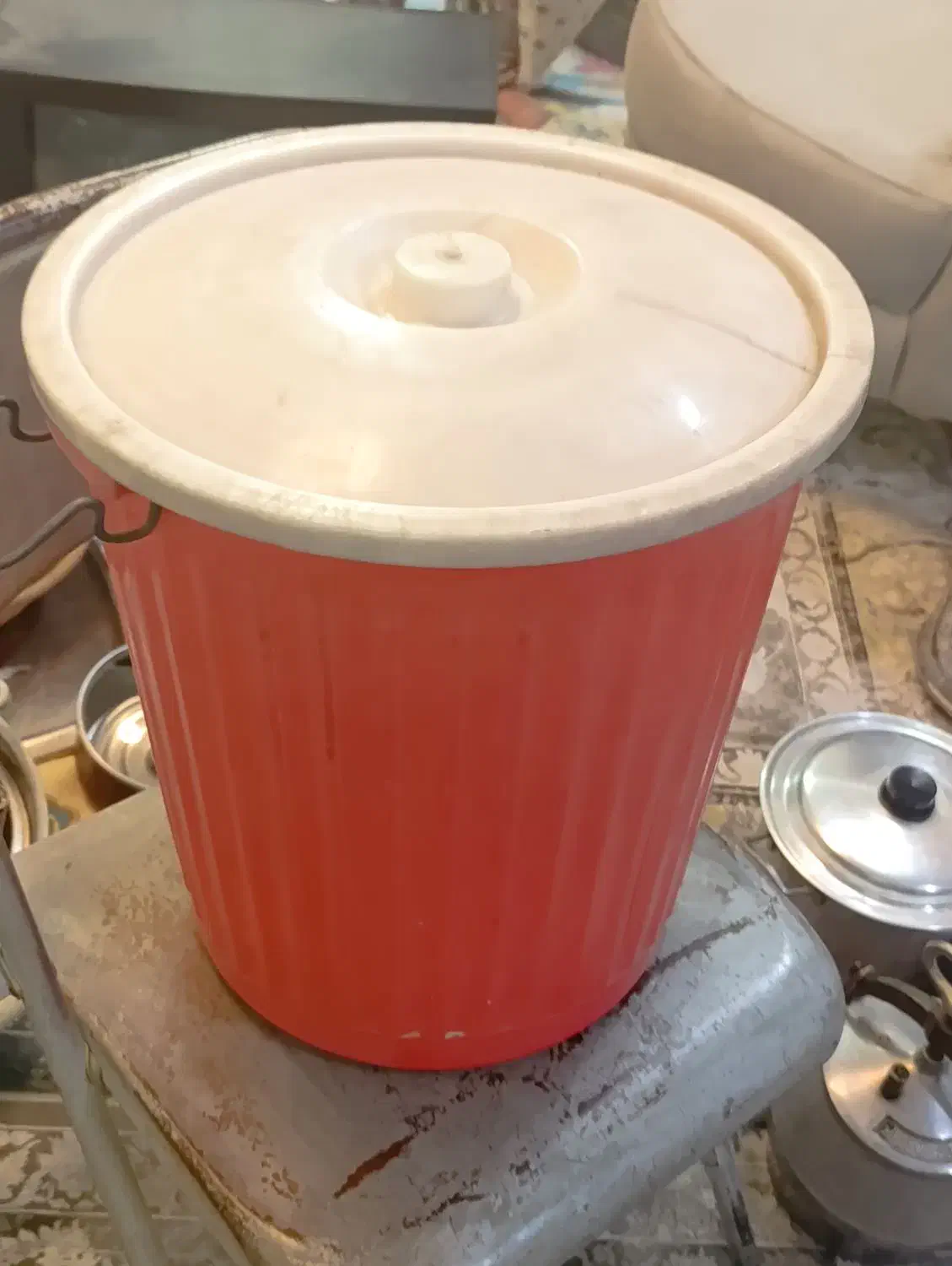 سطل بزرگ با سبد|ظروف نگهدارنده، پلاستیکی، یک‌بارمصرف|مشهد, کشف|دیوار