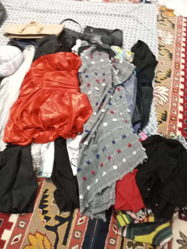 تعداد زیادی پوشاک و مانتو دخترانه|لباس|محمدشهر, شهرک پیام (مهرالبرز)|دیوار