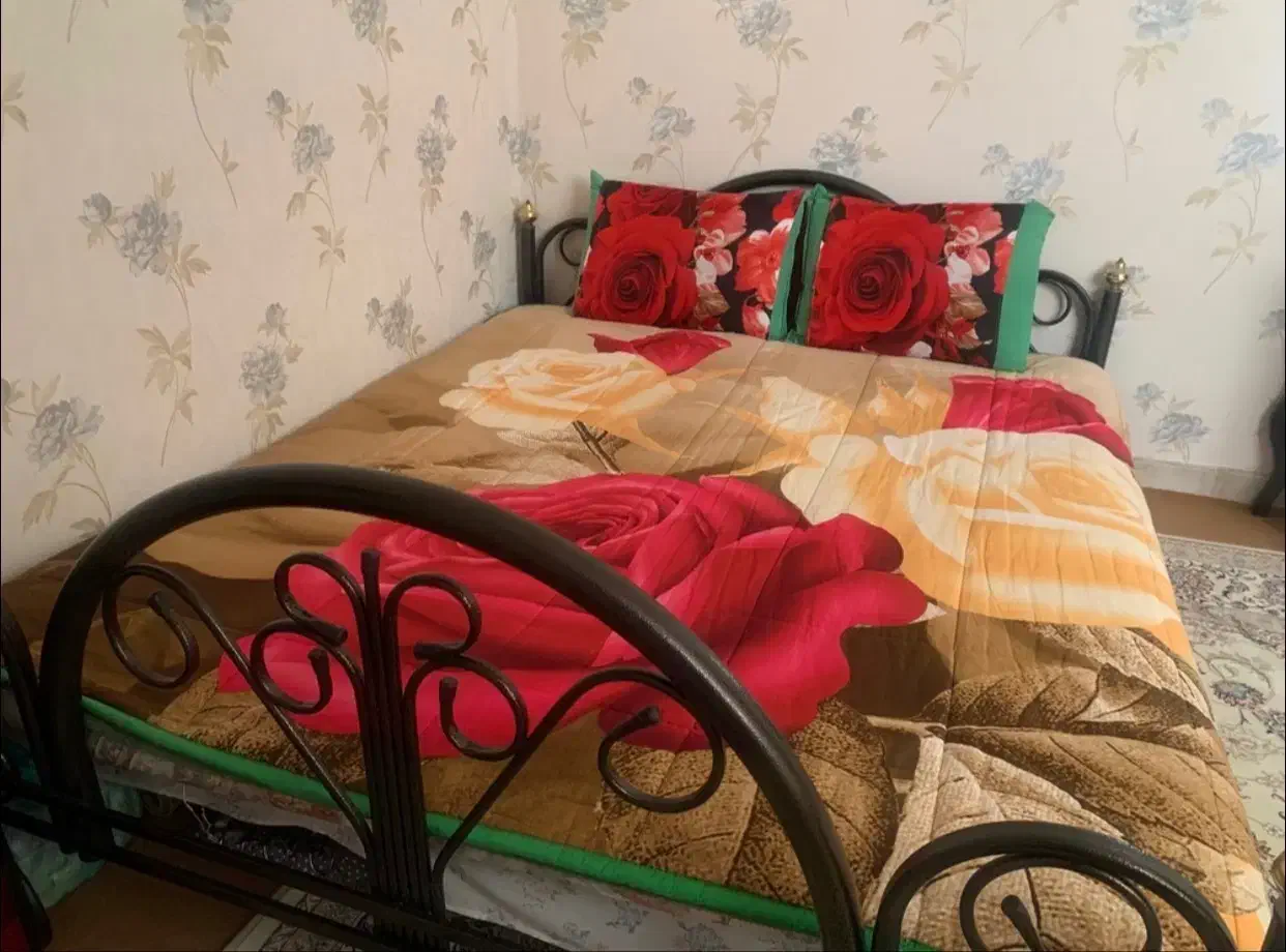 تخت خواب دو نفره همراه با روتختی و بالشت و تشک|تخت و سرویس خواب|نیشابور, شهرک بسیج|دیوار