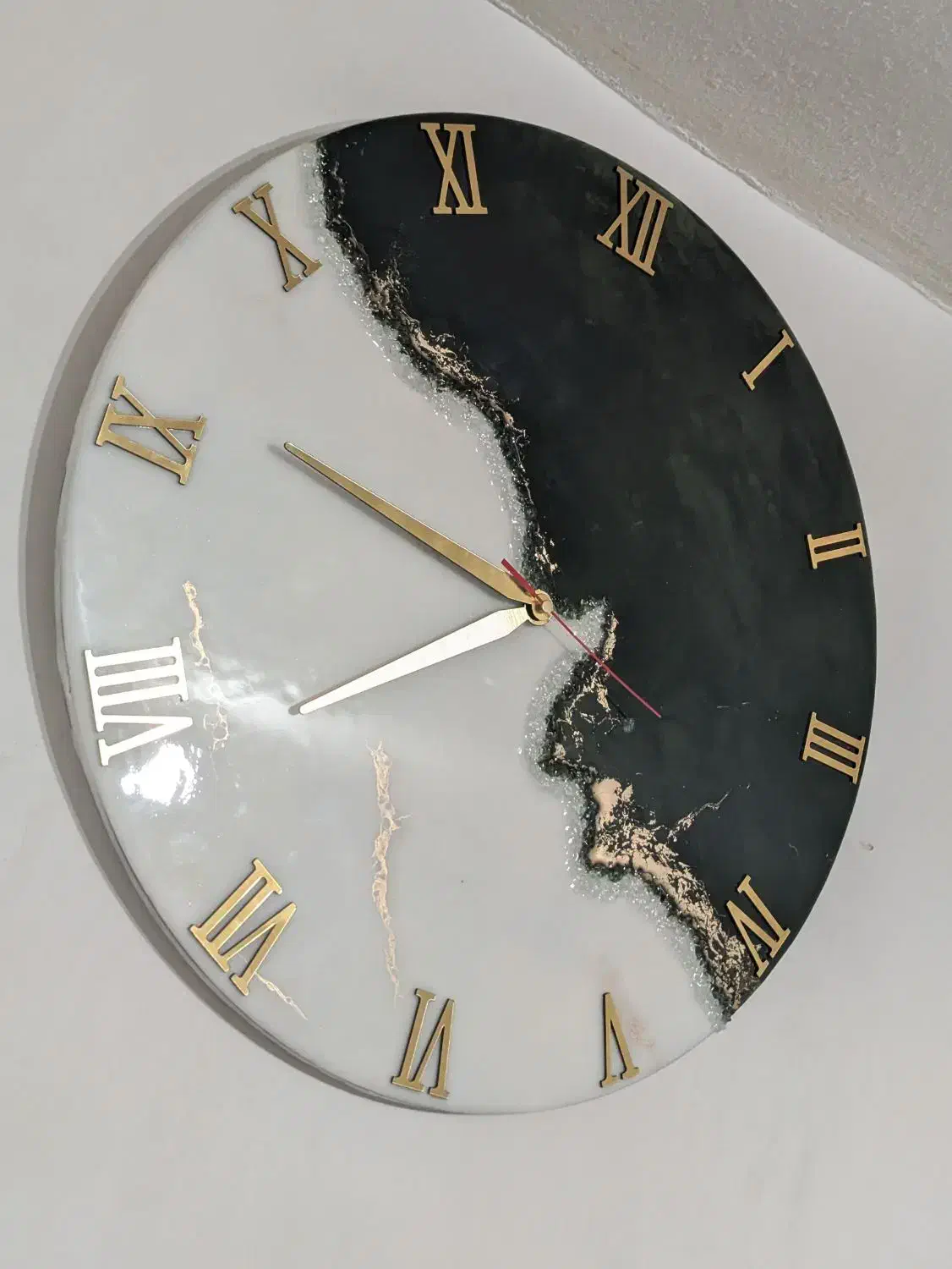 ساعت دیواری سیاه طلایی با روکش رزین طرح مرمر|ساعت دیواری و تزئینی|پارس‌آباد, |دیوار
