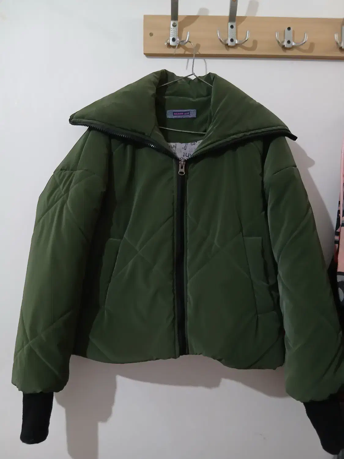 کاپشن|لباس|تربتحیدریه, آغوی|دیوار